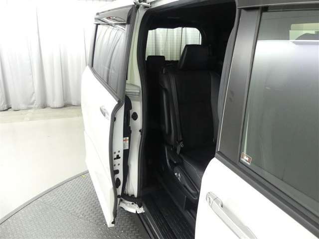 両側パワースライドドア付きだから、狭い駐車スペースなどでの 乗り降りラクラク！小さなお子さまのいるご家庭には嬉しい装備。
