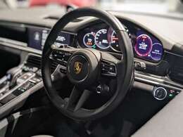 111項目のチェックリストに沿って車両全体の状態と機能、車両情報と履歴を入念にチェックいたします。品質保証だけに留まらず細部までクオリティを担保し、信頼と末永い価値を創造します。