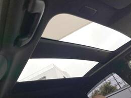 【調光パノラマルーフ】車内の解放感が一気に上がる大型パノラマルーフに調光機能がプラス！日差しが強い時、シェードを閉めなくてもガラスの透明度を調整することで心地よい明るさに♪