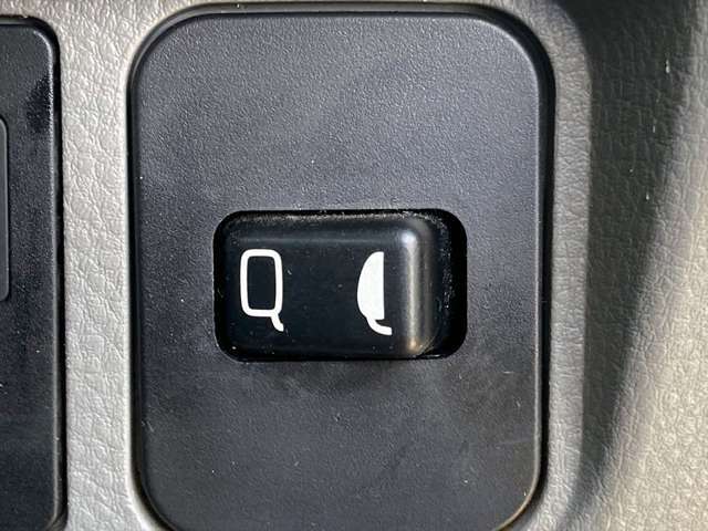運転席側のスイッチで開閉となっています。
