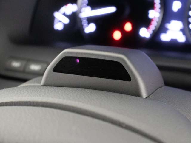 ドライバーモニター付！ステアリングに搭載したカメラと画像処理コンピュータを用いて運転者の顔の向きを検知し、運転者が正面を向いていない状態で衝突の可能性が高いと判断した場合に、警報を発するシステム！