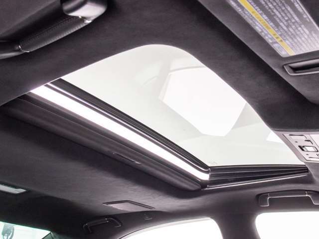 ★人気装備のサンルーフ！様々なドライブシーンで活躍してくれます！！開放感ある車内空間は気持ちがいいですよ！