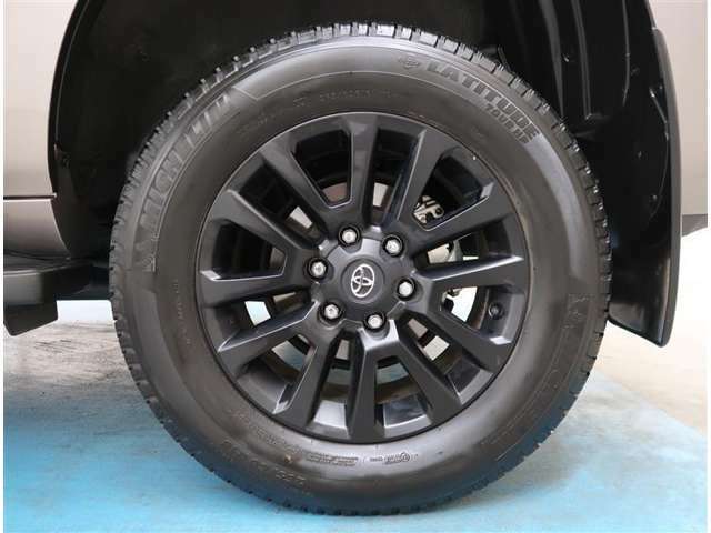 【タイヤ・ホイール】タイヤサイズ265/60R18の純正アルミホイールです。タイヤ溝は少ない所で約6mmになります。