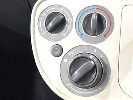 寒い冬も暑い夏も全席に快適な空調を届けてくれる、ダイヤル式エアコンを装備♪