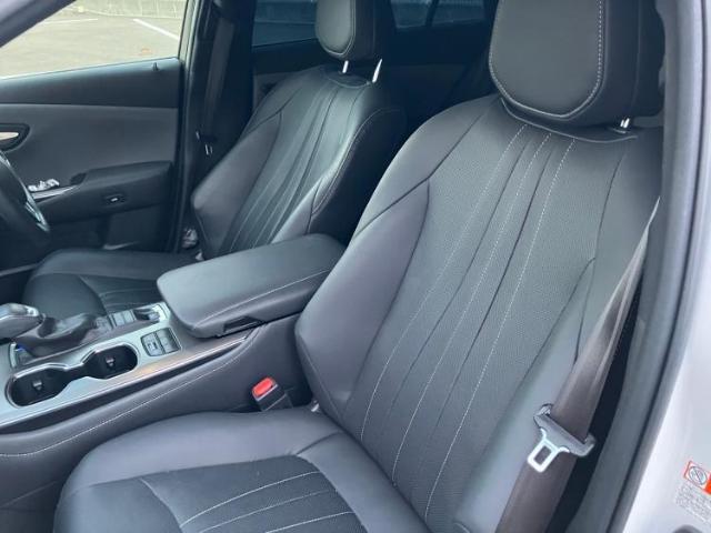 WECARSでは各商談席に大型モニターをご用意しております！見やすい大画面でゆったりと全国の在庫をご覧いただけます！是非ご来店お待ちしております！