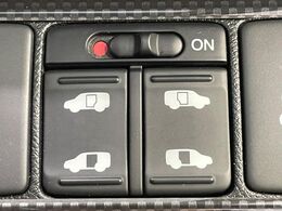 【両側パワースライドドア】スマートキーや運転席のスイッチで後席両側スライドドアの開閉が可能♪電動だから力を入れてドアを開ける必要が無く、小さなお子様でも簡単に開け閉めでき快適です♪