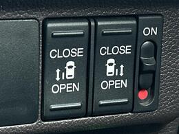 【両側パワースライドドア】小さなお子さまでもボタン一つで乗り降りラクラクです！両手に荷物を抱えている状態でもボタンを押せば自動で開閉するので、お買い物やお出かけの際にはとっても重宝します！