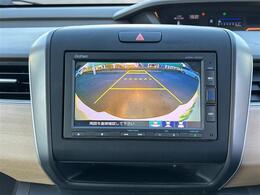 【バックモニター】後ろのカメラの映像がモニターに映し出されるので、後方の見えない死角や、障害物との距離感などもしっかり安全確認することができます！