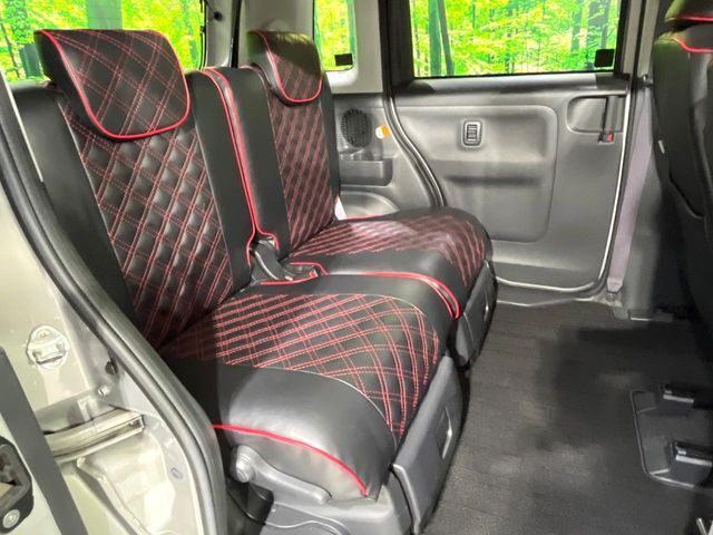 広々とした2列目シートは居住性が高く、居心地も快適！友達や家族とのお出かけにぴったりです。ベビーシートやチャイルドシート使用時も快適にお過ごしいただける十分な空間を確保しています。