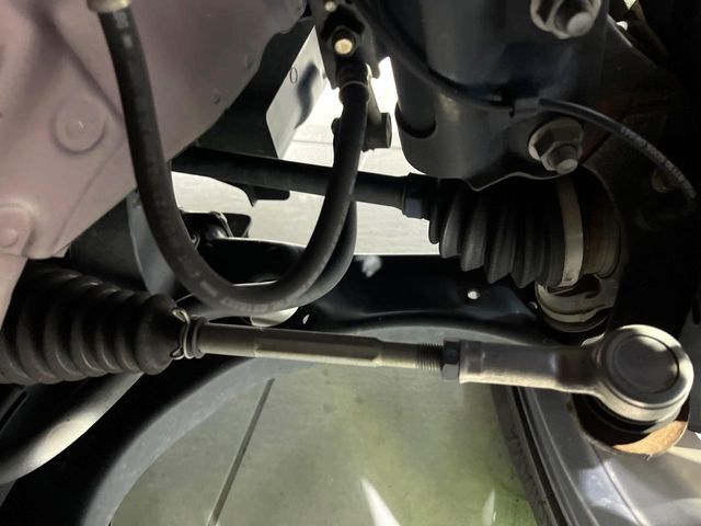 お車を安心してお乗りいただく為には、足回りの定期点検が欠かせません。サービスサポート（有償保証）では無料点検もご提供しており、安心のカーライフをお過ごしいただけるサポート体制が整っています。