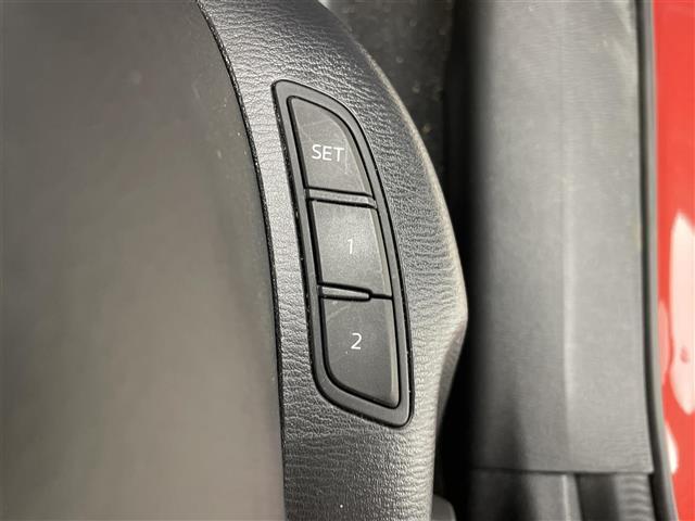 【ポジションメモリー（パワーシート）】それぞれのスイッチを押すと、あらかじめ設定したドライビングポジションに自動で調整してくれます。シートポジションがしっかり決まると、毎日の運転が楽になりますね！
