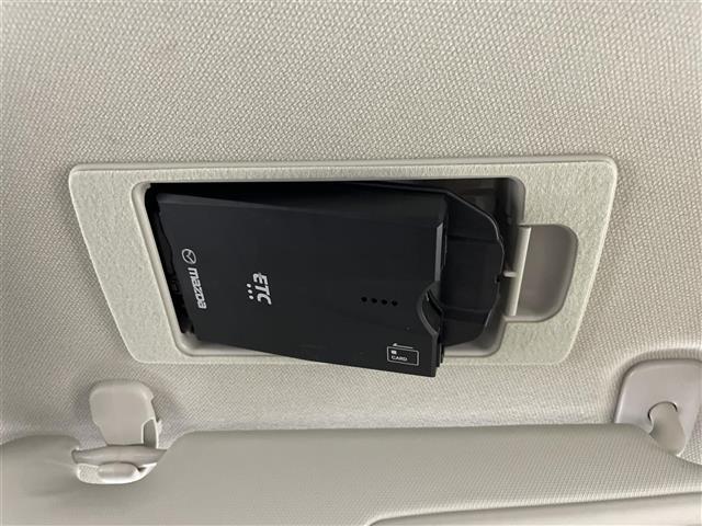 【純正ビルトインETC】有料道路を利用する際に料金所で停止することなく通過できる、ETC車載器が装備されています。セットアップを行うことで利用可能になります。
