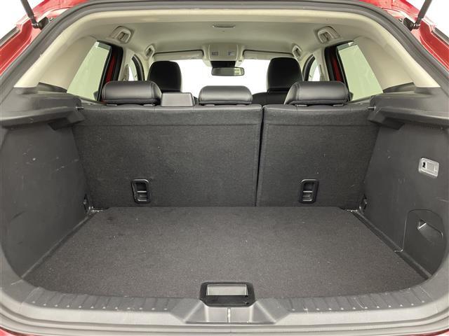 【トランク】積み込みやすくて、たっぷり積める荷室です。シートアレンジできるものは、乗車人数と荷物の量や大きさによってシートを動かすことができるので、より快適なドライブが可能です！