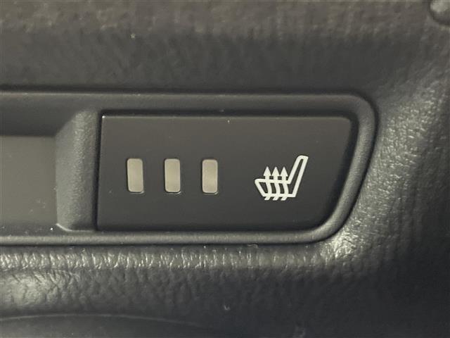 【シートヒーター】シートを温めてくれる暖房機器です！長時間座っていると負担が掛かりやすい背中や腰、または冬場などの寒い日に冷えやすい脚部に快適なぬくもりを伝えます。