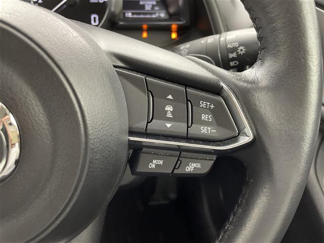 【マツダ・レーダー・クルーズ・コントロール（MRCC）】先行車との速度差や車間距離を認識し、設定した車速内で車間距離を自動で調整・維持することで、高速道路などでドライバーの負担を軽減します。