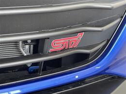 【STI（エアロ）】走行性能と快適性を両立した「強靭でしなやかな走り」を実現するスバルの純正エアロ（カスタマーパーツ）です。見た目も締まり、周りと一線を画す一台に仕上がっています。
