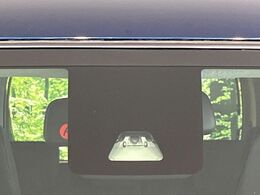 【スマートアシスト】走行中に前方の車両等を認識し、衝突しそうな時は警報とブレーキで衝突回避と被害軽減をアシスト。より安全にドライブをお楽しみいただけます。