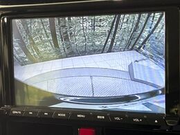 【バックカメラ】駐車時に後方がリアルタイム映像で確認できます。大型商業施設や立体駐車場での駐車時や、夜間のバック時に大活躍！運転スキルに関わらず、今や必須となった装備のひとつです！