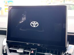 【10.5インチディスプレイオーディオ】画面内にオーディオ操作はもちろん、空調の調整機能なども盛り込んだ多機能なディスプレイオーディオです！スマートフォン連携はもちろん、車載ナビもお使いいただけます♪