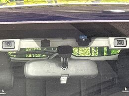 【アイサイトVer3】前方の車両等を検知し、衝突しそうな時は警報で注意を促し、ブレーキを踏む力をサポート。ブレーキを踏めなかった場合は衝突被害軽減ブレーキが作動、衝突回避をサポートします。