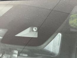 【エマージェンシーブレーキ】走行中に前方の車両等を認識し、衝突しそうな時は警報とブレーキで衝突回避と被害軽減をアシスト。より安全にドライブをお楽しみいただけます。