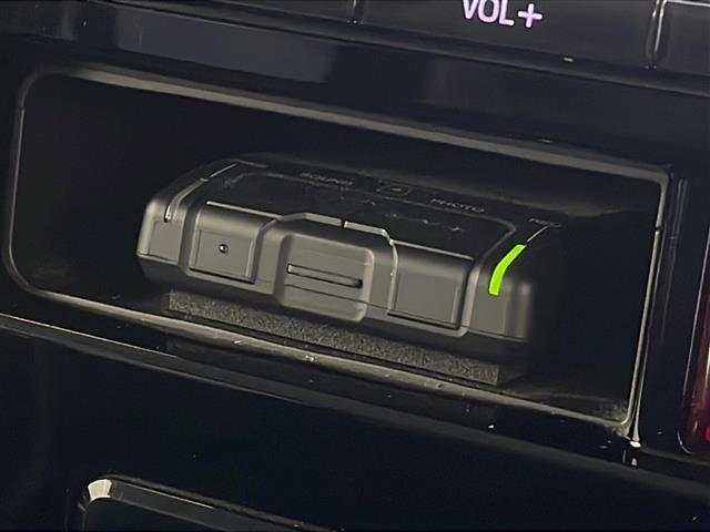 【ETC】有料道路を利用する際に料金所で停止することなく通過できる、ETC車載器（ノンストップ自動料金収受システム機器）が装備されています。セットアップを行うことで利用可能になります。