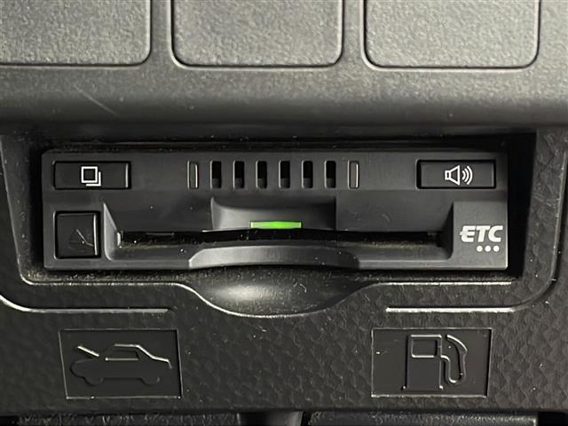 【ETC】有料道路を利用する際に料金所で停止することなく通過できる、ETC車載器（ノンストップ自動料金収受システム機器）が装備されています。セットアップを行うことで利用可能になります。