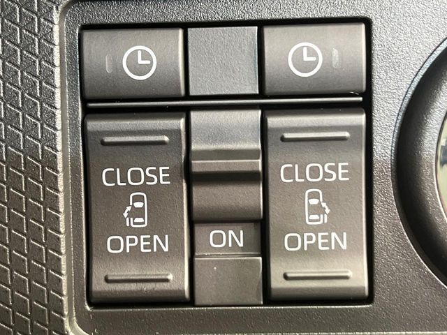 【両側パワースライドドア】スマートキーや運転席のスイッチで後席両側スライドドアの開閉が可能♪電動だから力を入れてドアを開ける必要が無く、小さなお子様でも簡単に開け閉めでき快適です♪