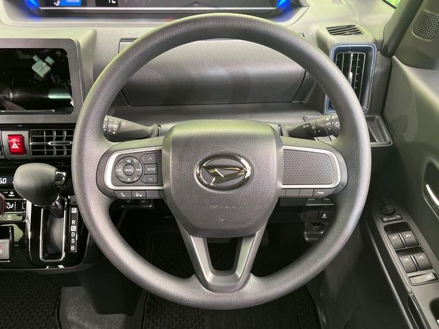 インテリアに合わせたデザインのステアリングは、運転される方のことも考え、運転しやすい形状、大きさです。是非一度、実際に触ってお確かめください。