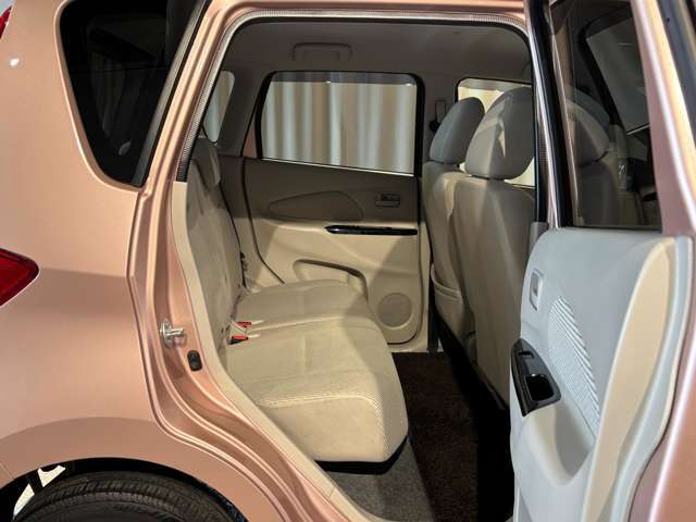 膝回りのゆとりがあって大人もくつろげるリアシート☆