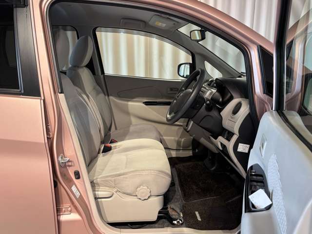 運転席も広々でゆったりとした気分で運転できます☆