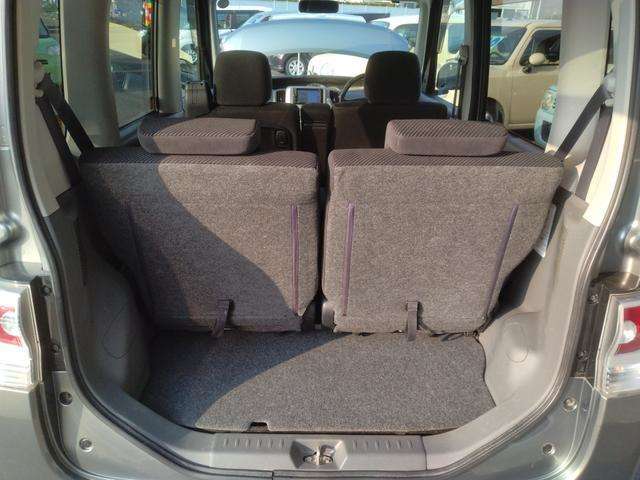 コンパクトながら普段のお買い物や通勤、送迎等に十分なスペースを確保しております！4人乗車時もしっかり荷物が積めそうですね！
