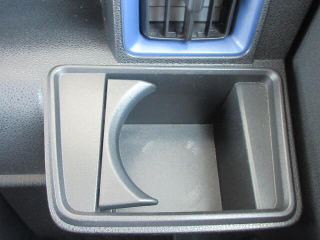 運転席にもドリンクホルダーが装備されています☆
