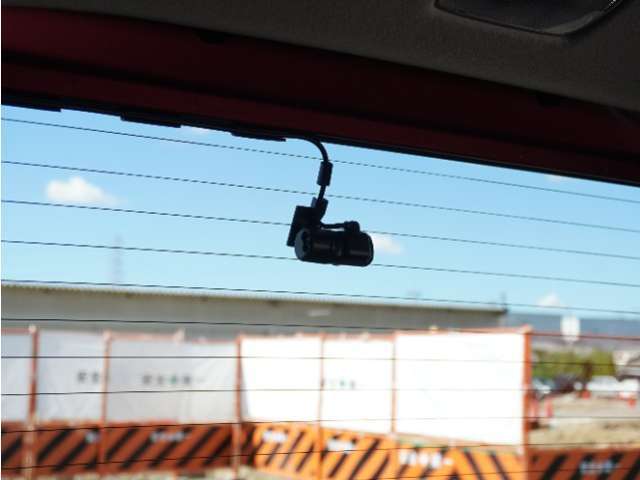 ◆リアにもドライブレコーダーを装備しております◆映像・音声などを記録する自動車用の装置です。　もしもの事故の際の記録はもちろん、旅行の際の思い出としてドライブの映像を楽しむことができます。