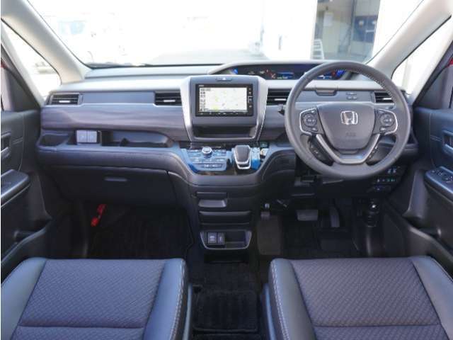 ◆視界広々で非常に運転しやすくロングドライブでも疲れを感じさせないすっきりとまとまったインパネ周りです。