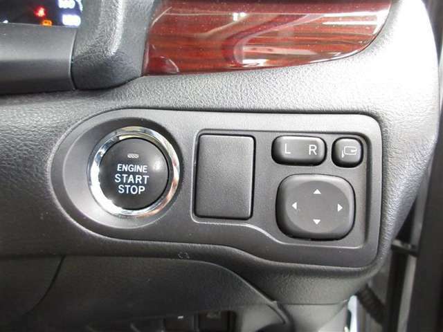 スマートなプッシュスタートボタンと電動格納リモコンドアミラーの調節スイッチです。