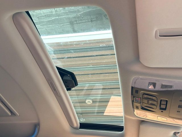 【サンルーフ】開放感たっぷりの希少装備、サンルーフが装着されています！車内に明かりを取り入れたり景色を楽しむ以外にも、車内の空気も簡単に換気できて快適です！