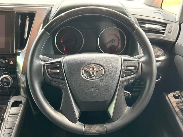 【ウッドコンビステアリング】高級感ある木目調パーツを採用した手に良く馴染むコンビハンドル。運転席廻りの雰囲気も一気に豪華になります！