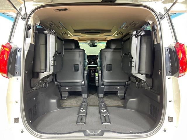 後席を格納すると、これだけの広さが！シーンに合わせたシートアレンジで、大きな荷物も積むことが出来ます♪