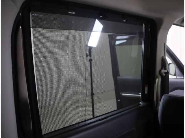 後席ロールサンシェード装備☆後席の直射日光を避けることが出来ます。お子様の乗車にも安心！