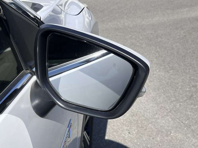 【ブラインドスポットモニター】死角になっている斜め後ろの車両をセンサーで知らせます。事故防止につながります。