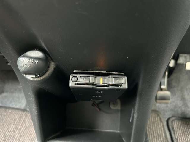 【ETC車載器】無線通信技術を使って自動的に有料道路の通行料金の支払いを行うシステムです。　これにより、通行券の受け取りや料金の支払のために一旦停車することなく、料金所の通過が可能