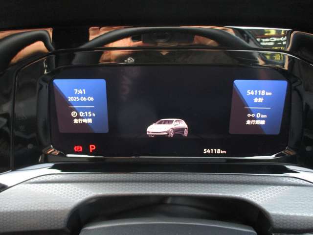 更にグレードアップされたフルデジタル液晶メータは状況に応じて様々な画面に変更します。また、エンジン始動時や降車時の洗礼されたオープニング＆クローズ時のメーターパフォーマンスも近未来的で飽きがきません。