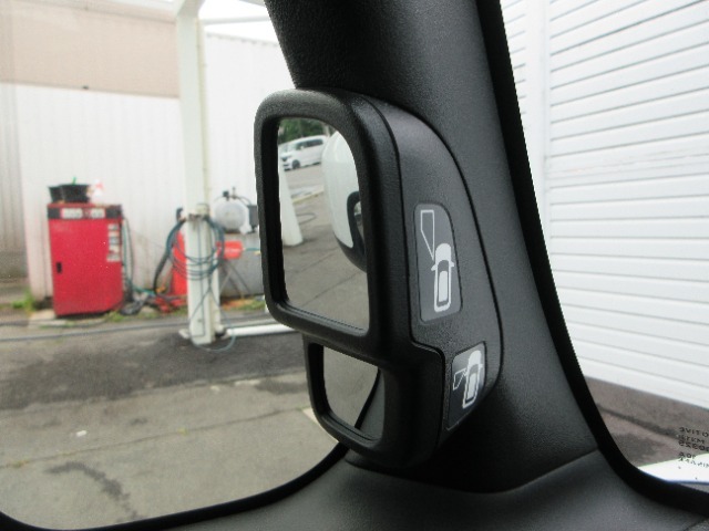 思い通りの場所に楽にピタッと停められるようにと採用された『ピタ駐ミラー』。運転席に座った状態で死角になりやすい左側や車の後ろの様子まで確認でき、幅寄せや縦列駐車、車庫入れの時に役立ちます。