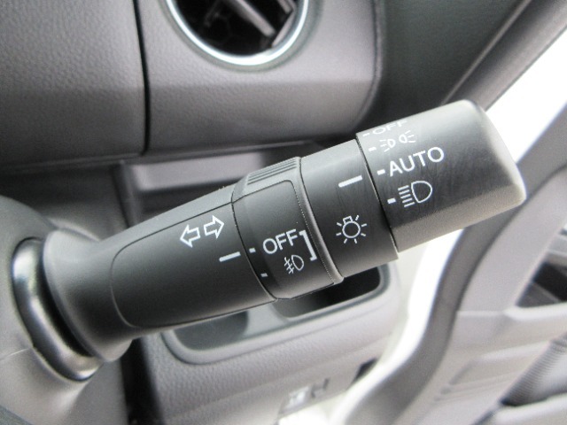 明るく省電力、そして車外の明るさに応じて自動で点灯・消灯してくれるオートライトコントロール機能付きLEDヘッドライトを装備。夜間も安心してお乗りいただけます。