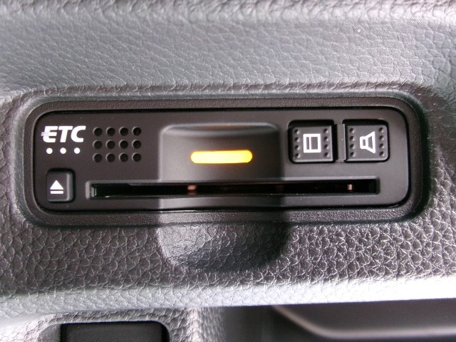 ナビゲーション連動ETC車載器です。料金所のETCレーンへの誘導やナビ画面での利用履歴・料金確認などが可能です。納車前にはセットアップ完了！カードを差し込むだけで、ごり利用いただけます。