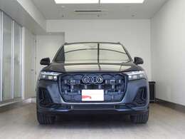 ☆Audi　Q7の新たな顔となる、力強い存在感を放つ縦のクロームバーが施された特徴的な八角形のシングルフレームグリル☆