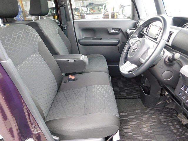 前席です。運転席シートヒーターついてます。