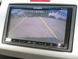 バックをするとき自動でリアの様子が映る『リアカメラ』付き！ナビ画面で確認しながらバックができますから安心ですね。でも、目視も大切ですよ！安全第一でお願いします！