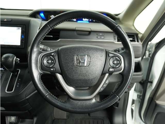 【Honda SENSING】 カメラ等装置で精度の高い検知能力を発揮、安全運転を支援します。ステアリング上のコントローラーに注目！